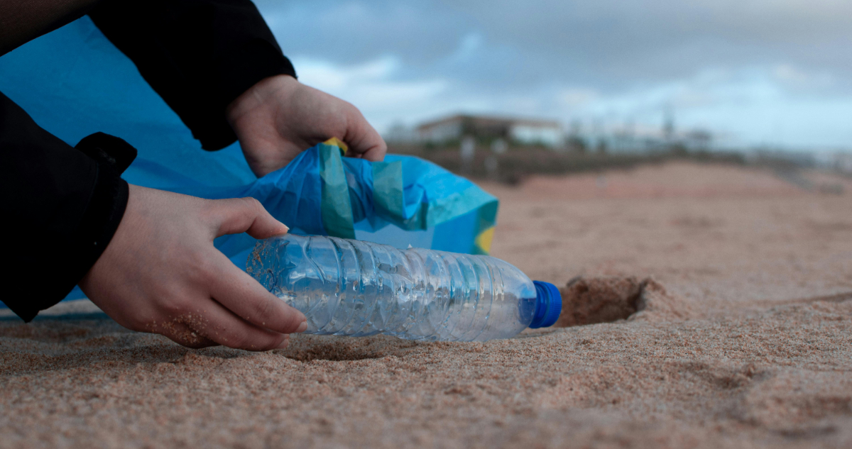56 empresas serían responsables de la mitad de la basura plástica del mundo: Coca-cola es la primera