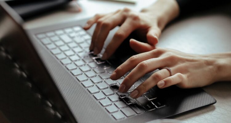 Abren 5 mil becas para cursos de Google en IA y otras áreas tecnológicas: cuáles son y cómo postular