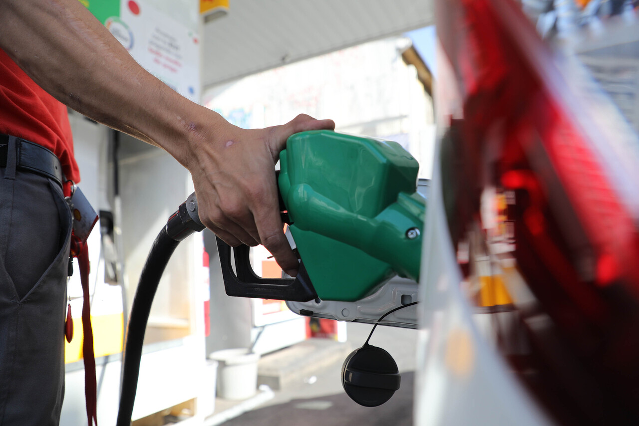 Luego de dos semanas consecutivas en que los precios de las bencinas no registraron variación, la Empresa Nacional del Petróleo (Enap) informó que a partir de este jueves los valores de los combustibles bajarán.