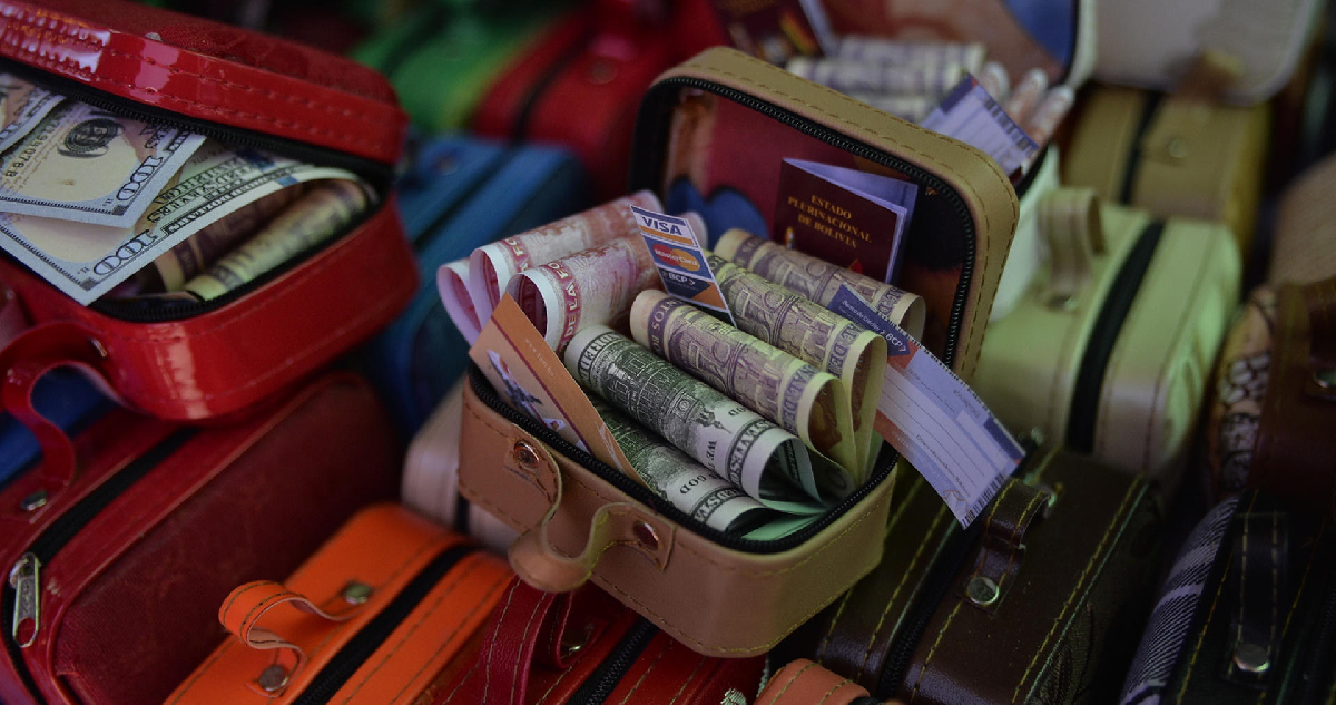 Fotografía de réplicas de billetes de dólar y otras divisas en la 'Feria de la Alasita' hoy, domingo 24 de enero de 2016, en el recinto ferial del Parque Urbano en La Paz (Bolivia)