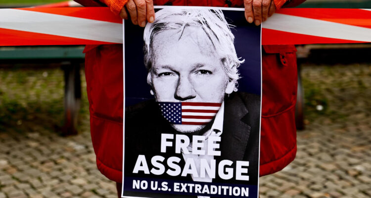 Diputados oficialistas piden al presidente Boric exigir la libertad de Julian Assange