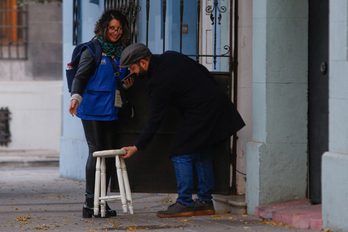 Presidente Boric llama colaborar con Censo 2024 tras contestar cuestionario en las afueras de su casa
