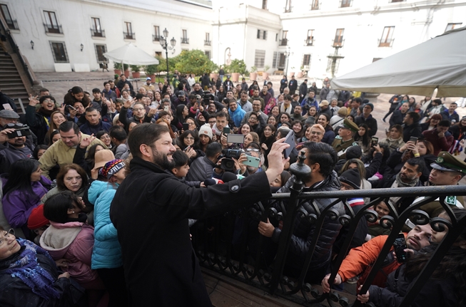 Presidente Boric recibiendo visitantes en La Moneda