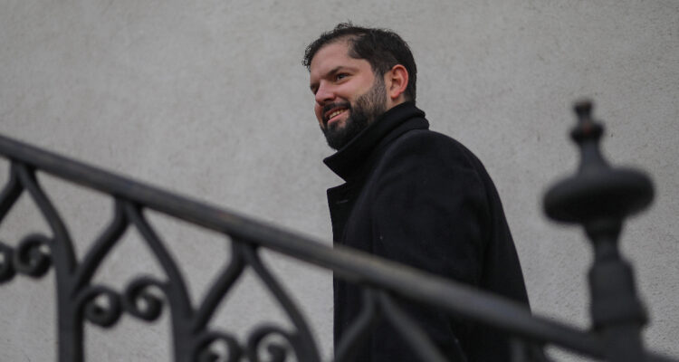 Empresarios, parlamentarios y ministros: Las 40 personas que acompañarán a Boric en su gira por Europa