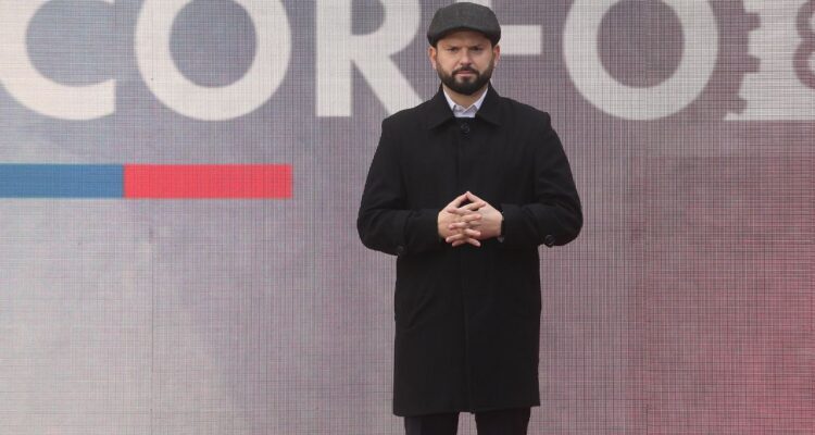 Ni presencial ni online: presidente Boric se resta de nuevo comité político en La Moneda por resfrío