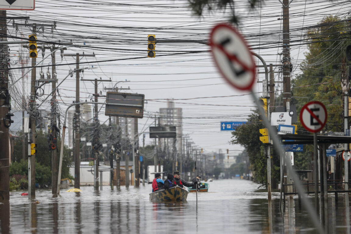 Rescatistas voluntarios navegan entre las calles inundadas del barrio de Humaita en Porto Alegre