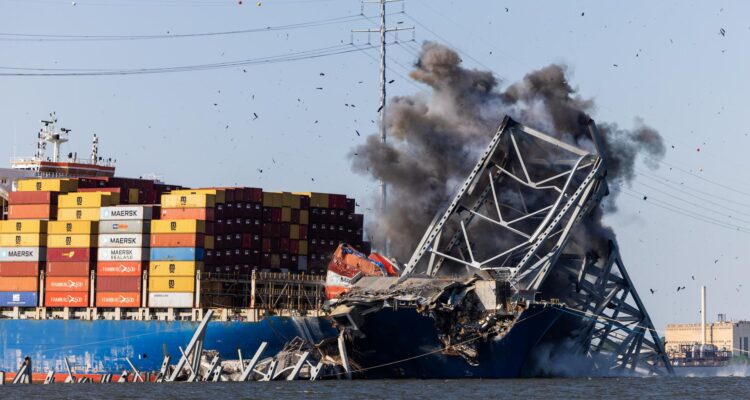 Ingenieros detonan explosivos controlados para retirar un tramo de acero del puente en Baltimore