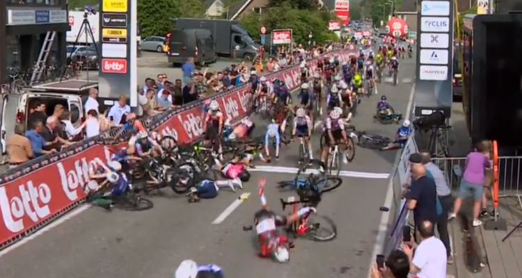 Una brutal caída de más de una decena de ciclistas se registró en una competencia en Bélgica.