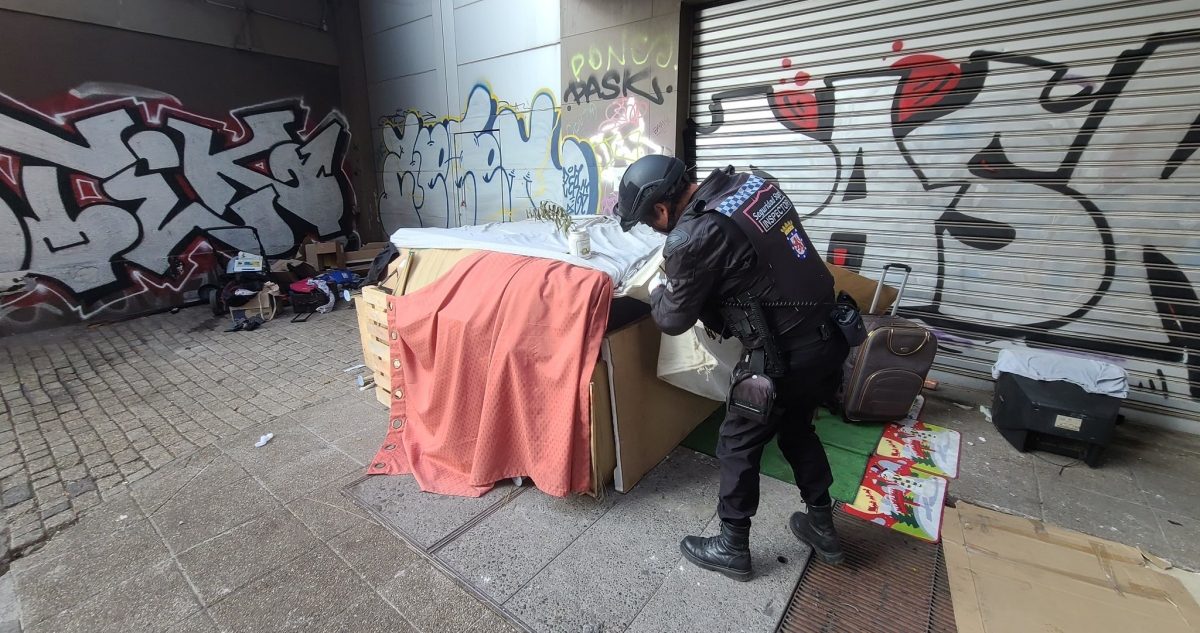 Insólito: encuentran a personas viviendo en cámara subterránea del centro de Santiago