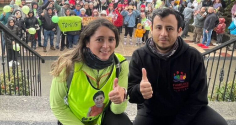 Madre de niño con distrofia continúa caminata a Santiago: afirma que no ha recibido ayuda del Gobierno