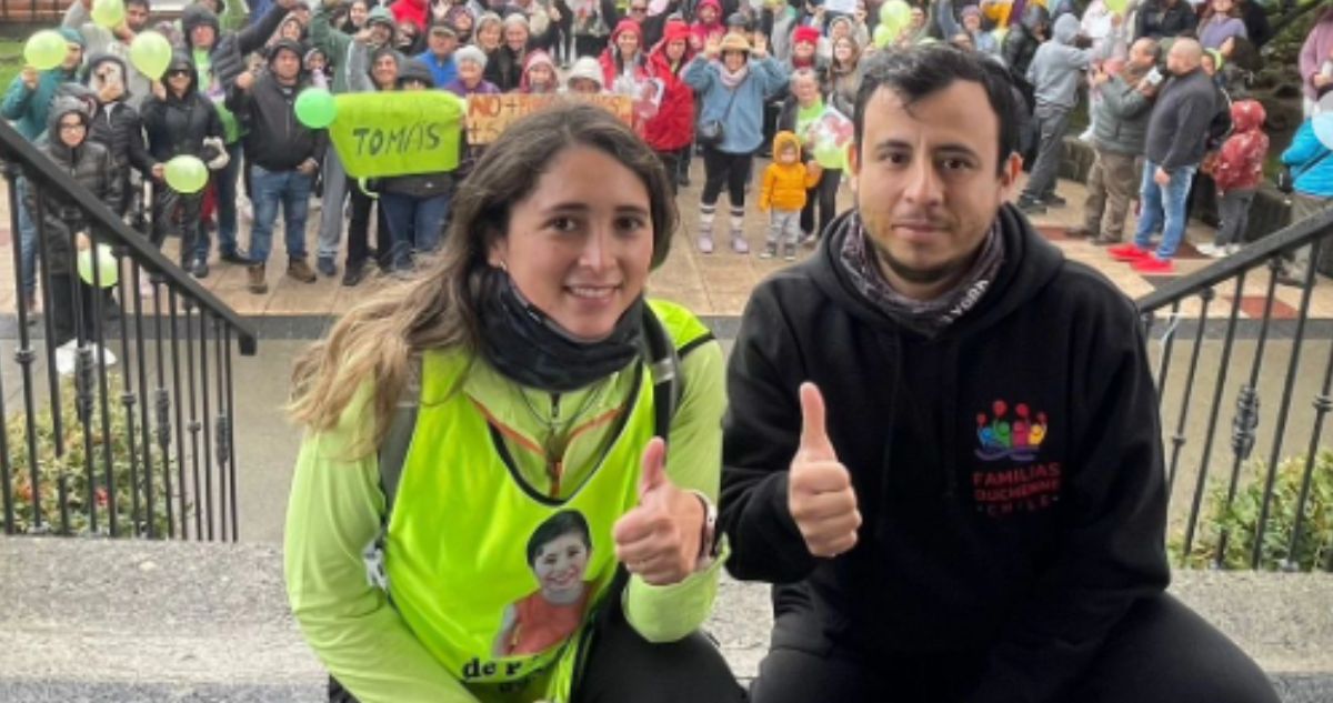 Madre de niño con distrofia continúa caminata a Santiago: afirma que no ha recibido ayuda del Gobierno