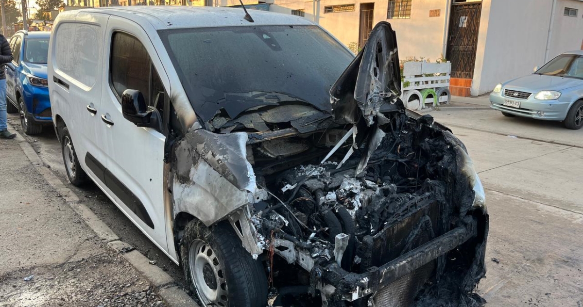 "Te encontré m...": hombre sufre la quema de su camioneta en Maipú y sospecha de su expareja