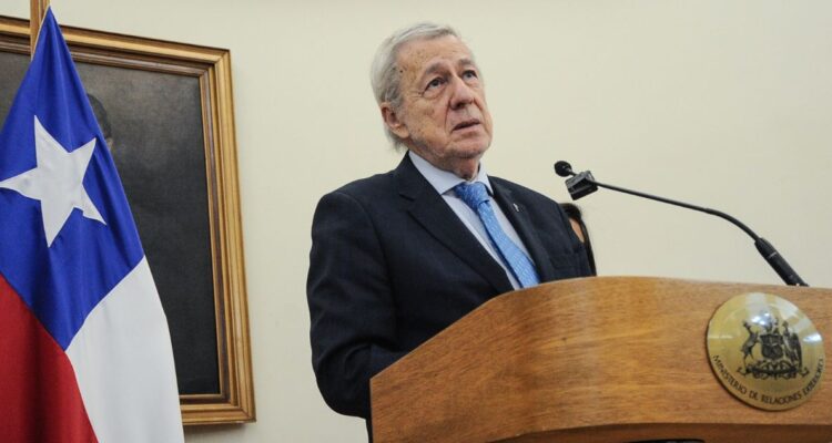 Canciller Van Klaveren asegura que “existe una sana competencia” con Argentina sobre la Antártica