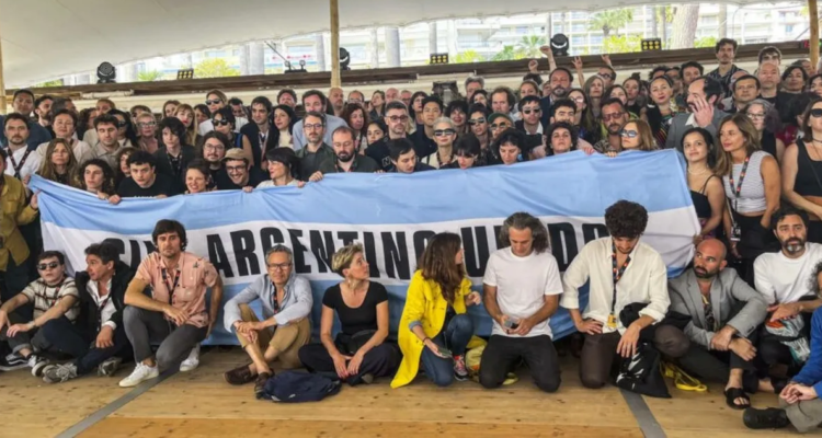 Cerca de un centenar de profesionales del cine argentino se manifestaron en Cannes contra los recortes de Milei a la cultura en Argentina.