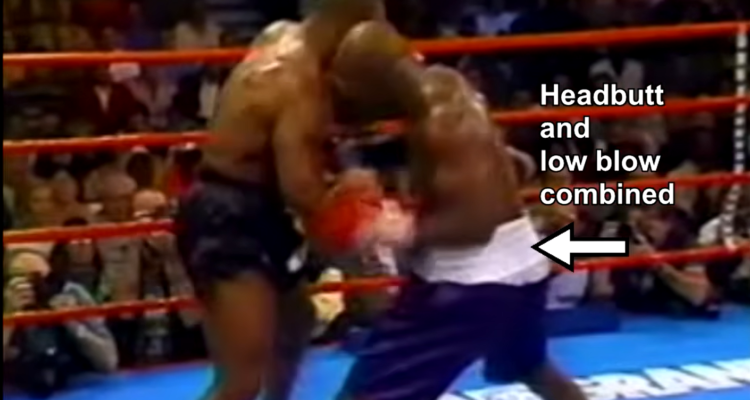 Uno de los golpes ilegales que Holyfield aplicó sobre Tyson en Las Vegas
