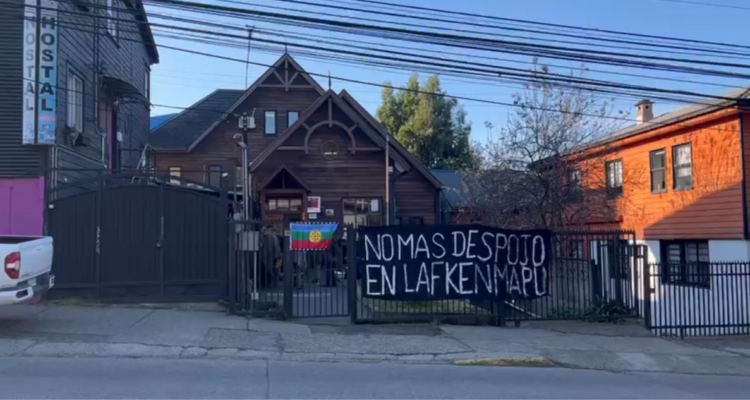 Comunidades mapuche se toman Conadi Los Ríos: exigen agilizar tramitación de sitio ceremonial