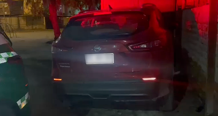 Carabineros recupera dos automóviles robados en la RM: una víctima fue arrastrada por los delincuentes