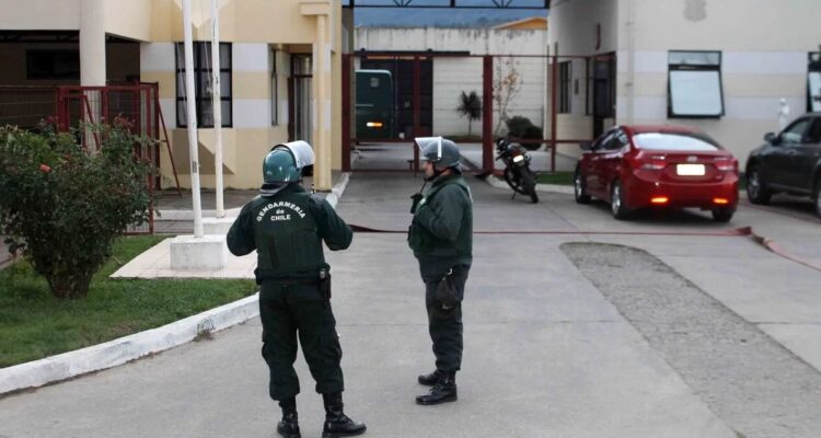 Lo escondió en sus partes íntimas: detienen a mujer que intentó ingresar celular a cárcel de Angol