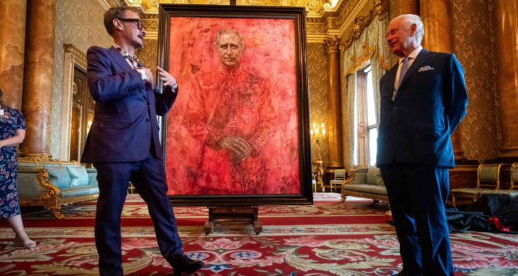 Buckingham desveló este martes el primer retrato oficial de Carlos III desde su coronación, con fondo rojo y la silueta del rey.