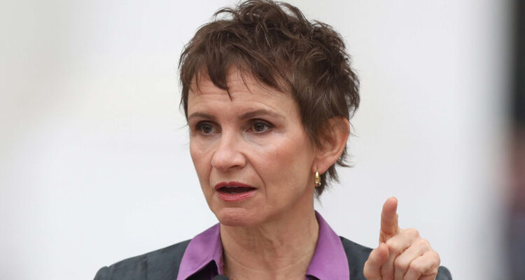 Tohá asegura que proyecto de condonación del CAE será justo y responsable sin afectar a pensionados