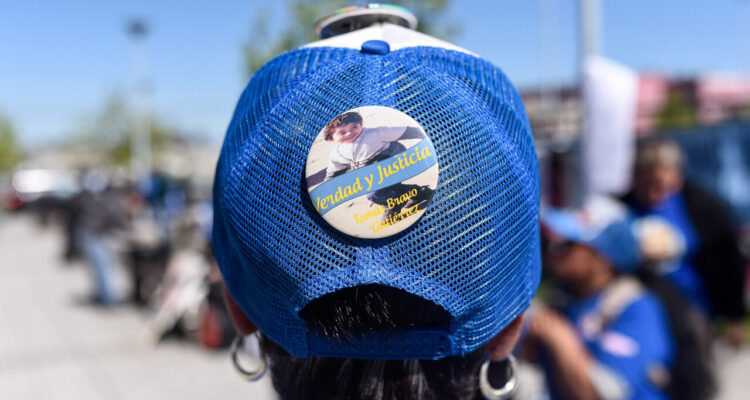 Personas se manifiestan y dan apoyo a madre de Tomás Bravo