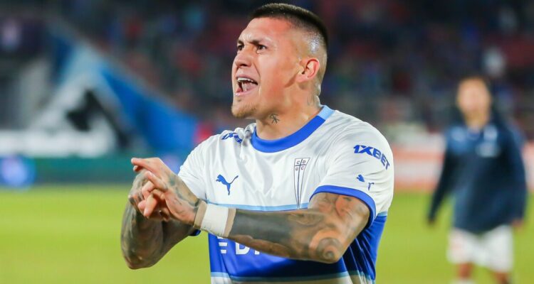 Católica condenó los gestos de su jugador, Nicolás Castillo, a la hinchada de la U