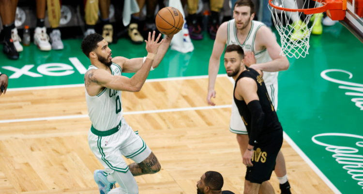 Celtics dominan a los Cavaliers 120-95 en inicio de semis del Este en playoffs de NBA