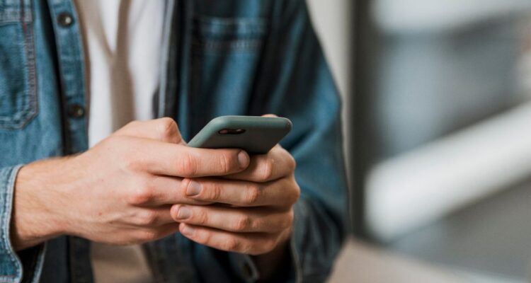 ¿Tienes un celular y se puso lento? Sigue estos consejos de un experto para optimizarlo y hacer de tu teléfono móvil más rápido.