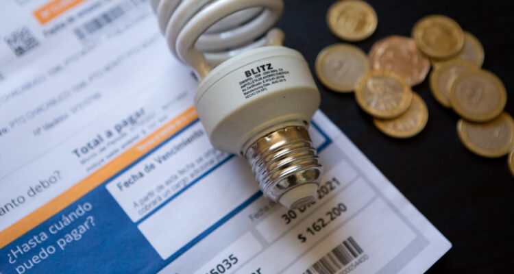 Nueva multa a CGE y Enel, ahora por cobrar seguros y donativos a miles de clientes en boletas de luz