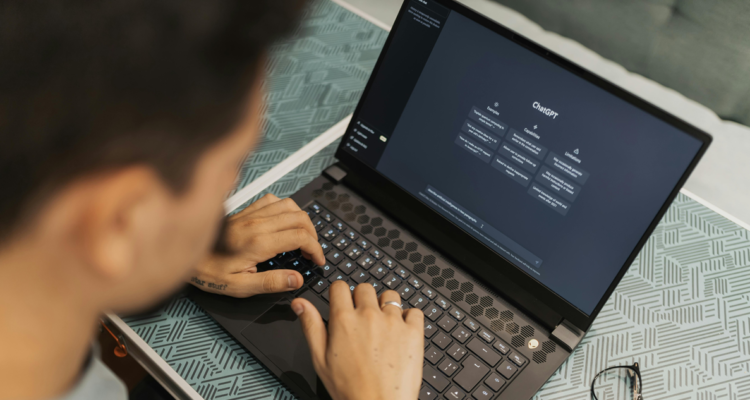 La integración de la IA en el aprendizaje de la escritura, con herramientas como ChatGPT, plantea nuevos retos en educación.