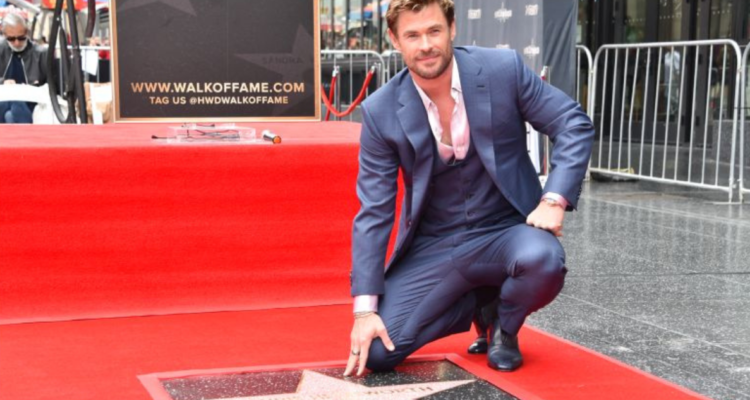 Chris Hemsworth recibió su estrella en el Paseo de la Fama de Hollywood, donde asistió junto a su familia y los actores, Robert Downey Jr. y Anya Taylor Joy.