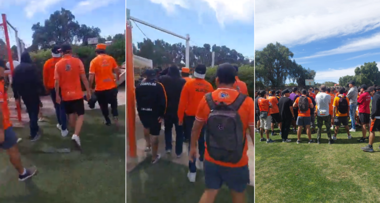 Los hinchas de Cobreloa ‘apretaron’ al plantel por los malos resultados de la temporada.