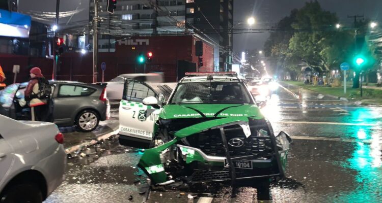 Tres carabineros lesionados deja colisión entre patrulla y vehículo en Concepción