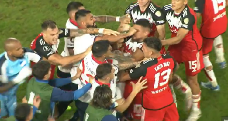 Polémica en Libertadores: Paulo Díaz recibió cobarde combo en empate entre Nacional y River Plate