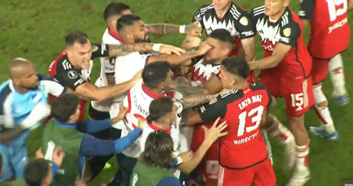 Polémica en Libertadores: Paulo Díaz recibió cobarde combo en empate entre Nacional y River Plate