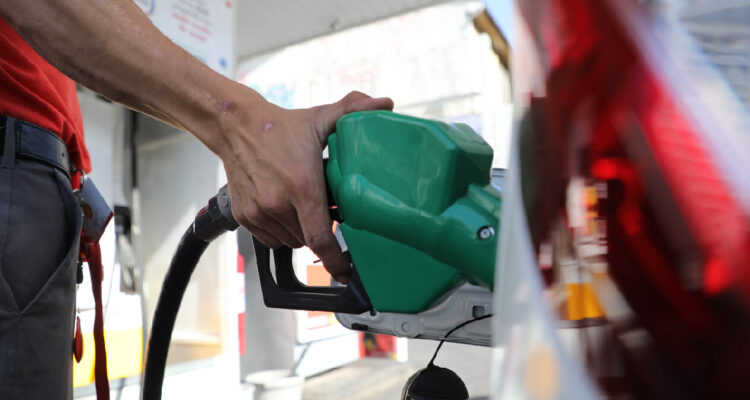 fotografía contexto de una persona echando combustible en un auto