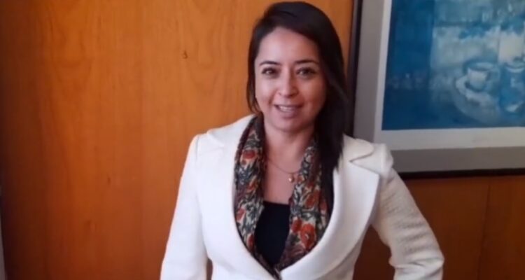 Consejera Diana González, detenida por agredir a hermana