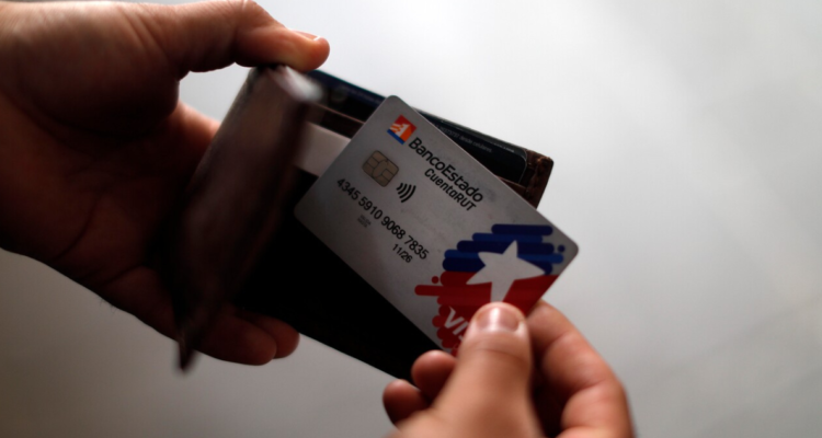 Mujer depositó $200 mil en cuenta rut y le llegó a otro: cambió tarjeta y la recibió a nombre de este