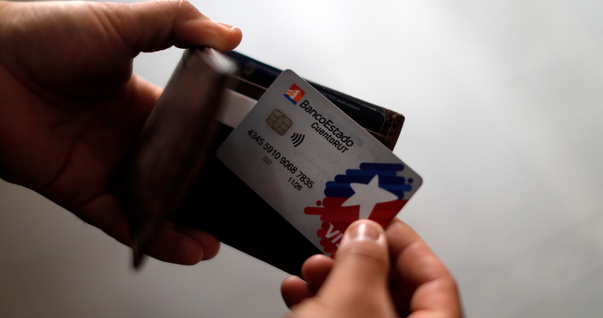 Mujer depositó $200 mil en cuenta rut y le llegó a otro: cambió tarjeta y la recibió a nombre de este