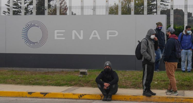 Extrabajadores de Enap acusan discriminación: afirman que los despidieron para contratar mujeres