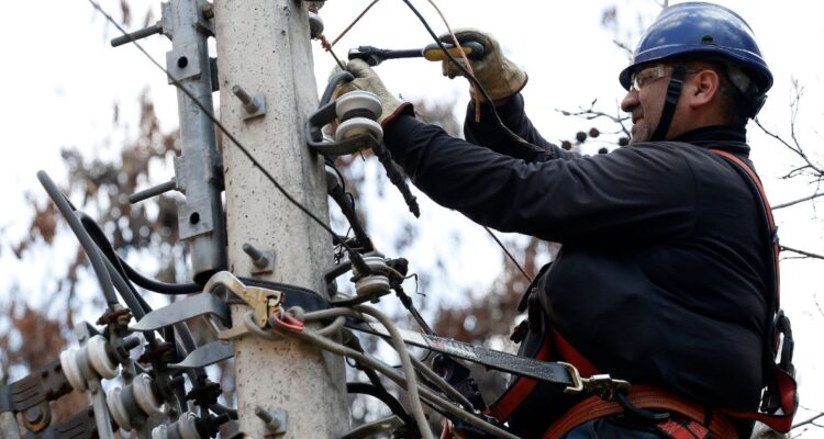 Qué hacer si se “quema” un artefacto electrónico por un corte de luz: dónde y a quién hacer el reclamo