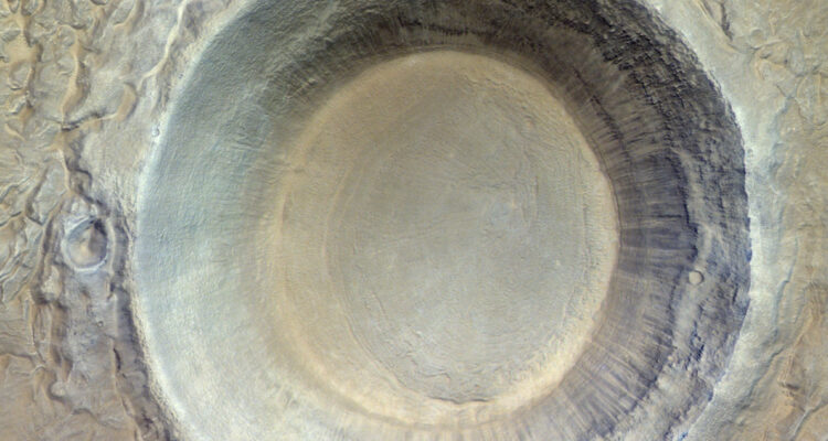 Un enorme cráter en Marte estaría probando la presencia de hielo de agua en el planeta rojo