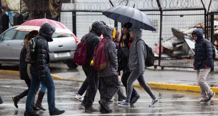 ¿A qué hora y cuánto llueve en Santiago? Esto dice el pronóstico del tiempo