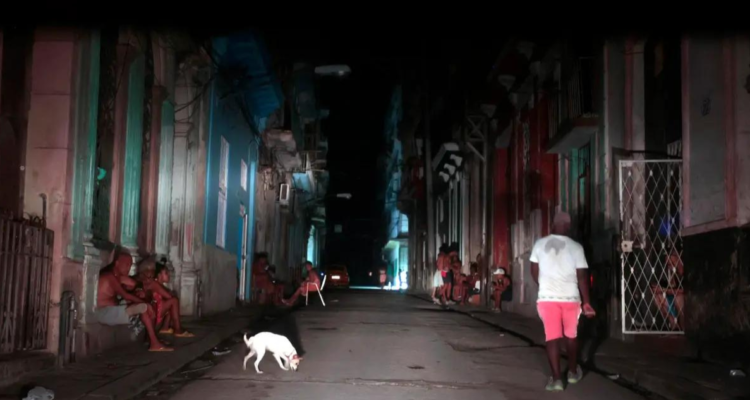 Fotografía de archivo de personas durante un apagón en La Habana