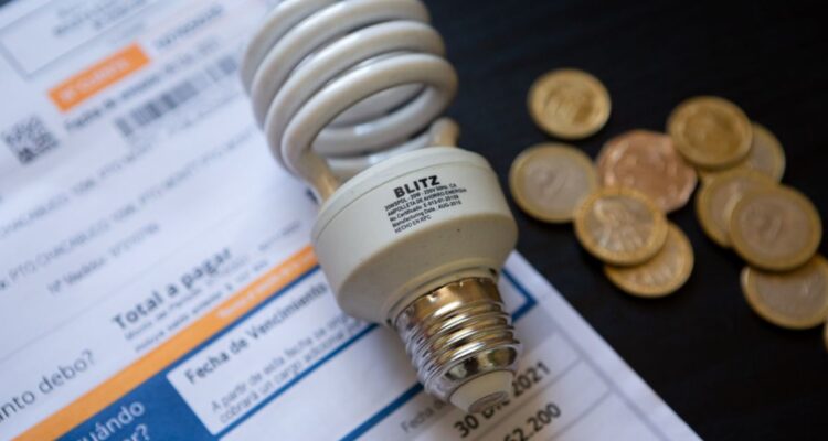 Estas son las comunas que recibirán una rebaja extra en sus cuentas de luz mediante un nuevo subsidio