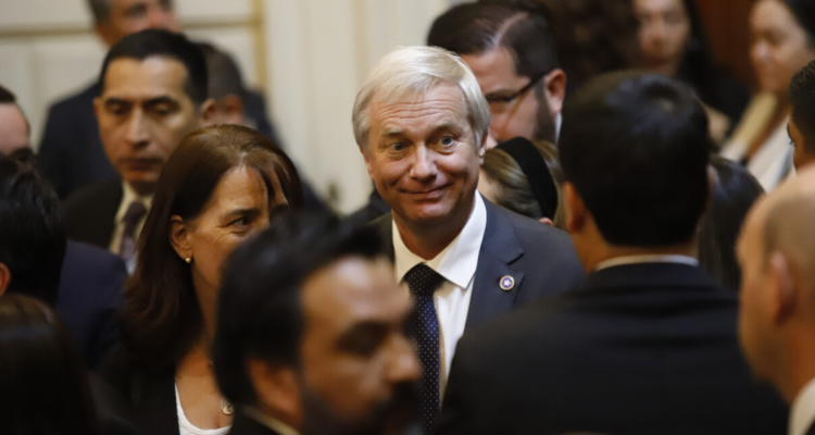 De izquierda a derecha críticas transversales contra Kast por tratar de travesti político a Boric