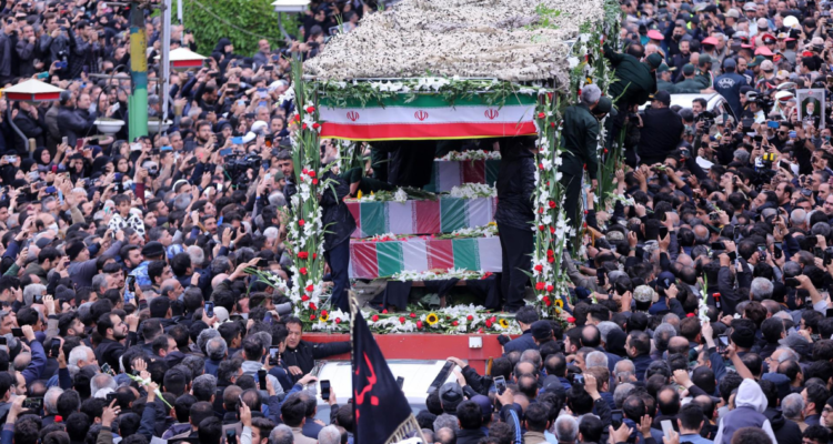 Decenas de miles de iraníes despiden al fallecido presidente Raisi