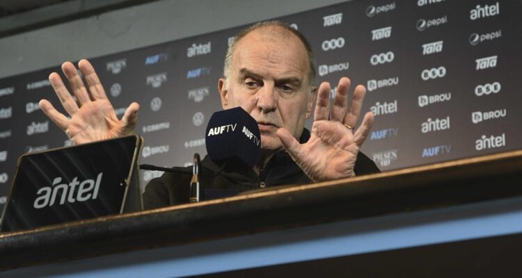 Marcelo Bielsa vuelve a revolucionar a la Selección de Uruguay.