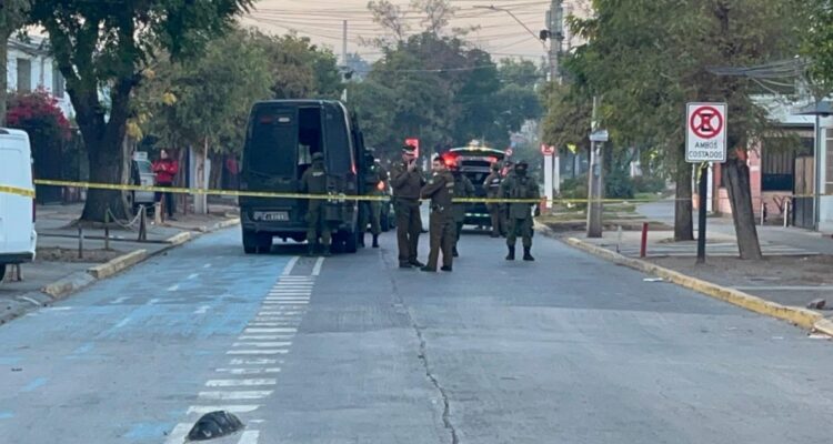 Delincuente muere baleado por carabinero que frustró asalto a una mujer en Estación Central