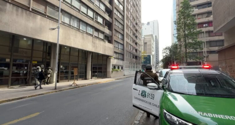 Amplio operativo en Santiago tras intento de robo a departamento que guardaba 60 ladrillos de droga